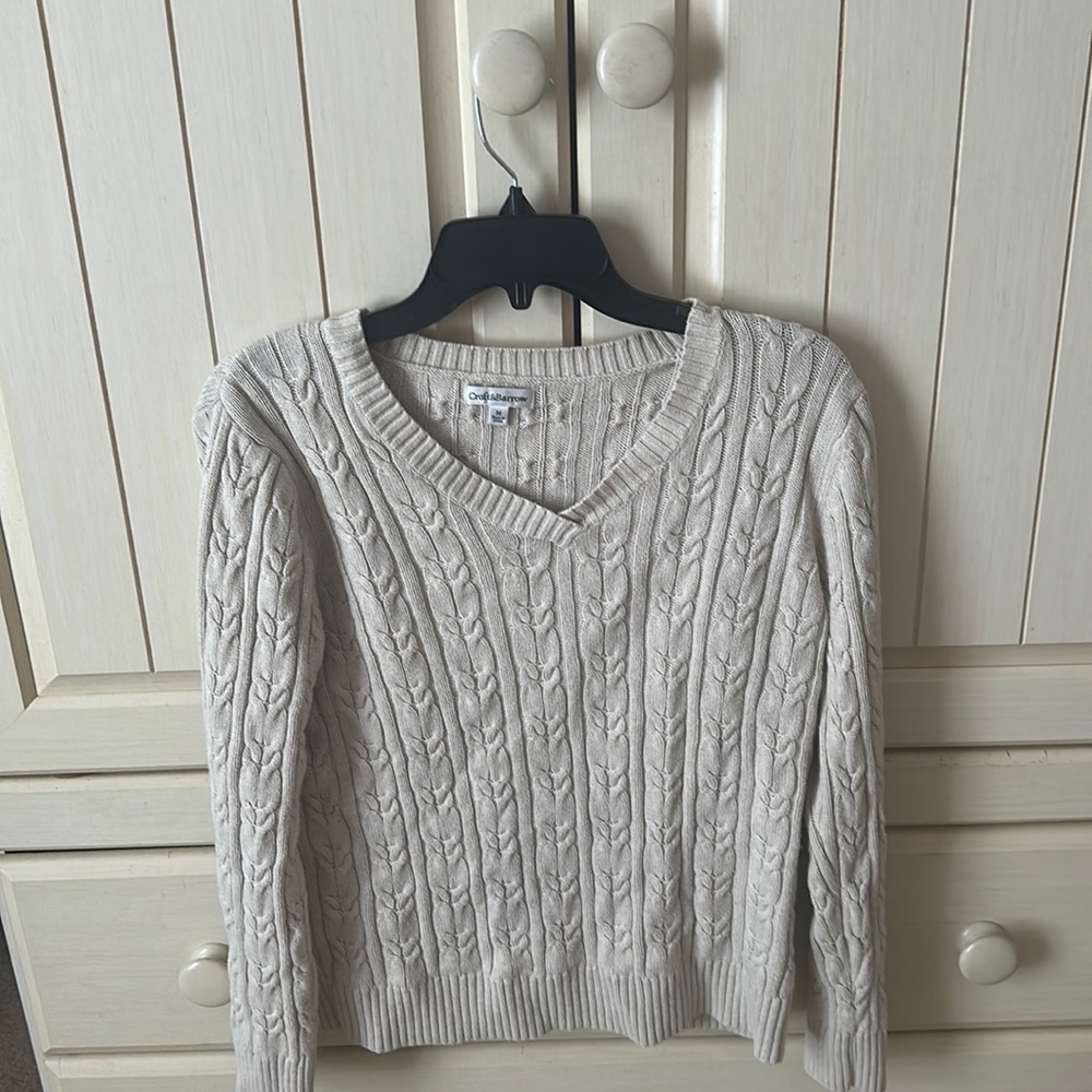 this sweater is so cute it has 0 stains and 0 snags.